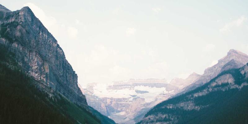 光影魔术师:专访南亚木业设计师,揭秘如何用实木格栅与镂空雕刻打造会呼吸的家