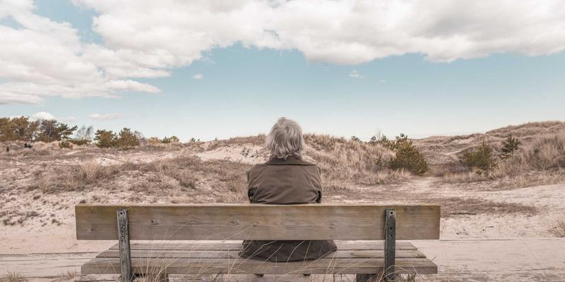 南亚木业实木大板桌选购终极指南:从木材加工到空间搭配的深度解析