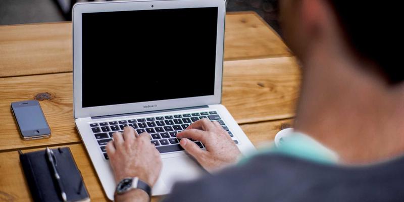 南亚木业深度解析：环保木蜡油与水性漆，如何为您的木材加工选择最佳涂装方案？